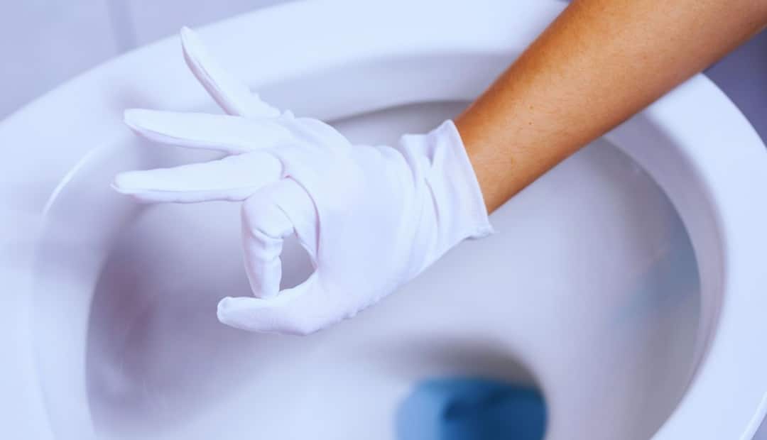 une-cuvette-de-wc-tres-entartree-nettoyee-avec-succes