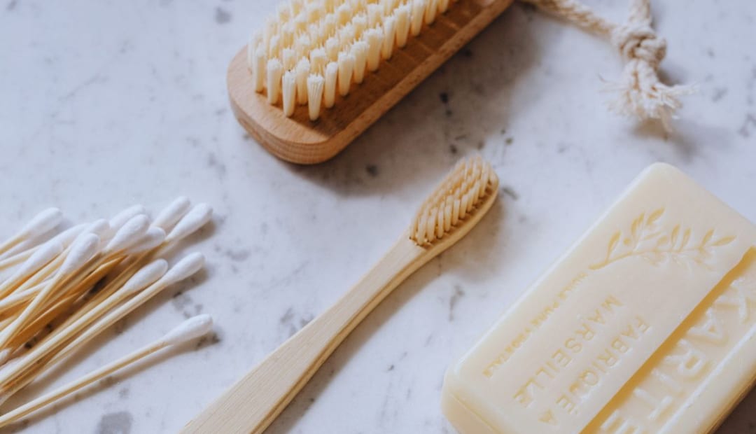 image-une-femme-agee-souriante-nettoie-meticuleusement-une-surface-en-marbre-avec-un-chiffon-douxtexte-alternatif-une-grand-mere-demontrant-ses-methodes-expertes-pour-nettoyer-et-preserver-le