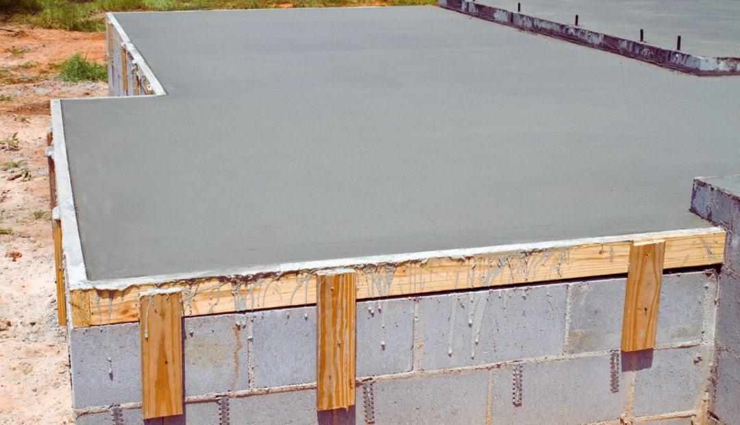 Une surface en béton désactivé avec un motif texturé et naturel, idéale pour les aménagements extérieurs.