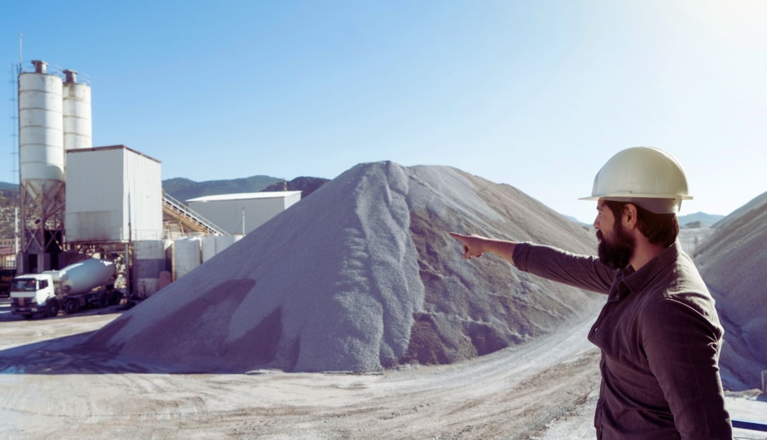 Une centrale à béton en action, fournissant un approvisionnement de qualité pour les projets de construction.