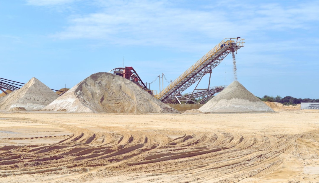 Une photo montrant des pavés et des dalles parfaitement joints grâce à l'utilisation de sable polymère, une solution innovante pour une finition impeccable et durable.