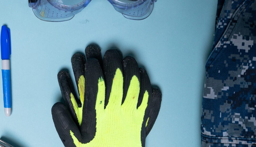 Gants, lunettes et outils de bricolage pour préparer des travaux