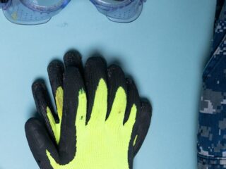 Gants, lunettes et outils de bricolage pour préparer des travaux