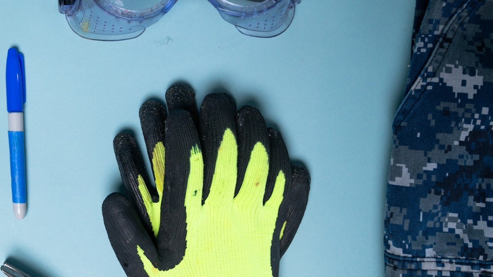 Gants, lunettes et outils de bricolage pour préparer des travaux