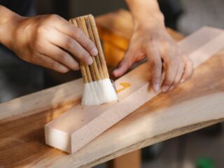 Application d’une huile de protection sur une pièce de bois à l’aide d’un pinceau