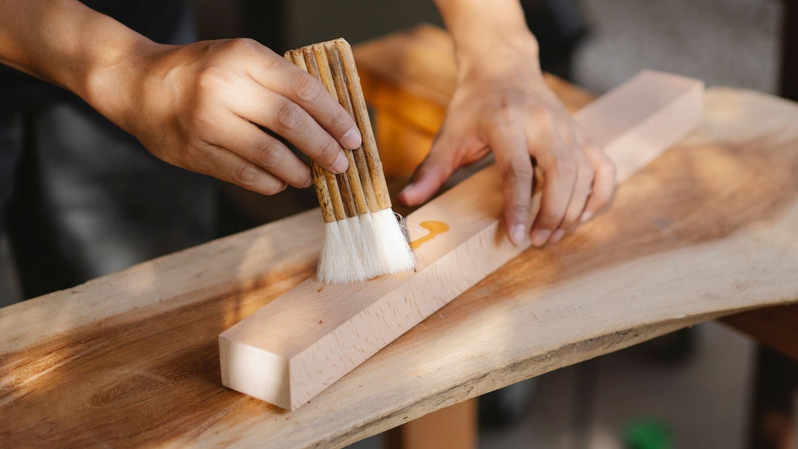 Application d’une huile de protection sur une pièce de bois à l’aide d’un pinceau