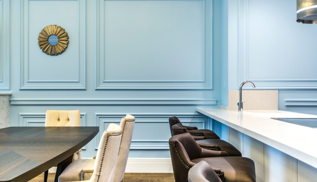 Intérieur avec mur bleu clair et mobilier élégant