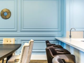 Intérieur avec mur bleu clair et mobilier élégant