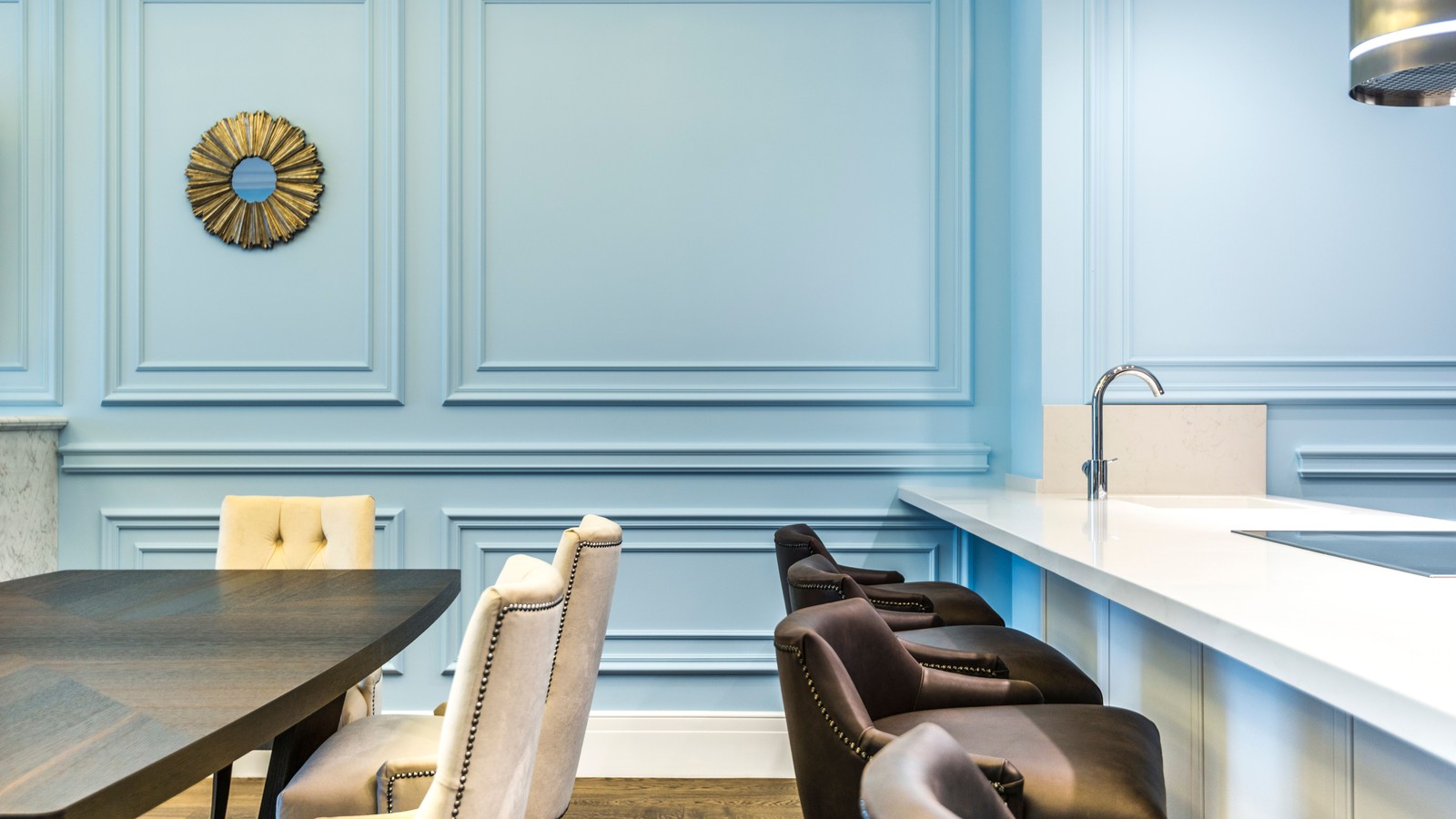 Intérieur avec mur bleu clair et mobilier élégant