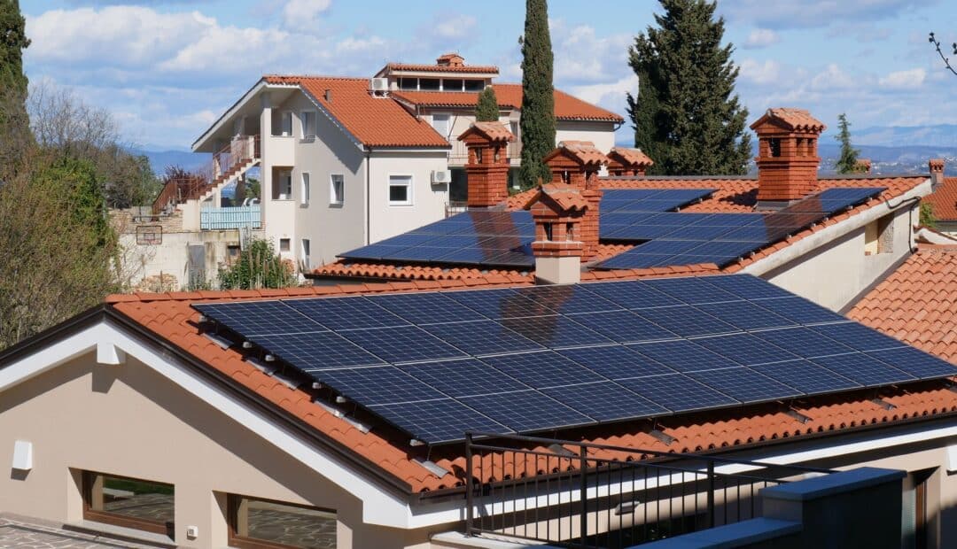 Panneaux solaires installés sur des toitures en tuiles