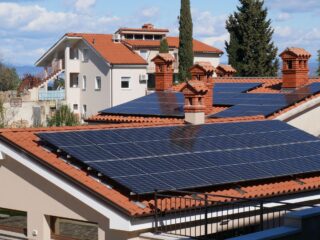 Panneaux solaires installés sur des toitures en tuiles