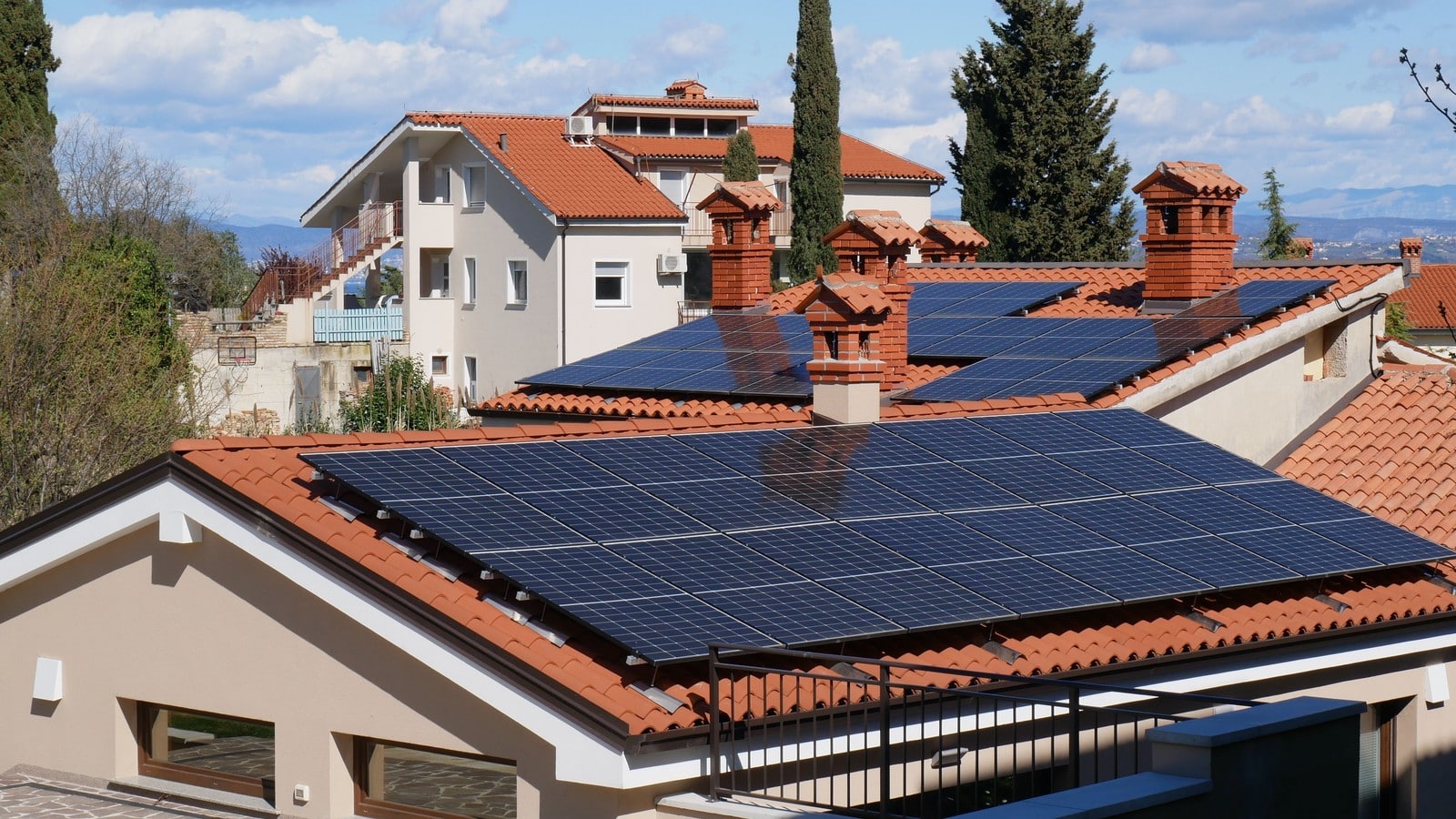 Panneaux solaires installés sur des toitures en tuiles