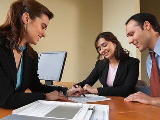 Rendez-vous avec une agence immobilière autour de documents