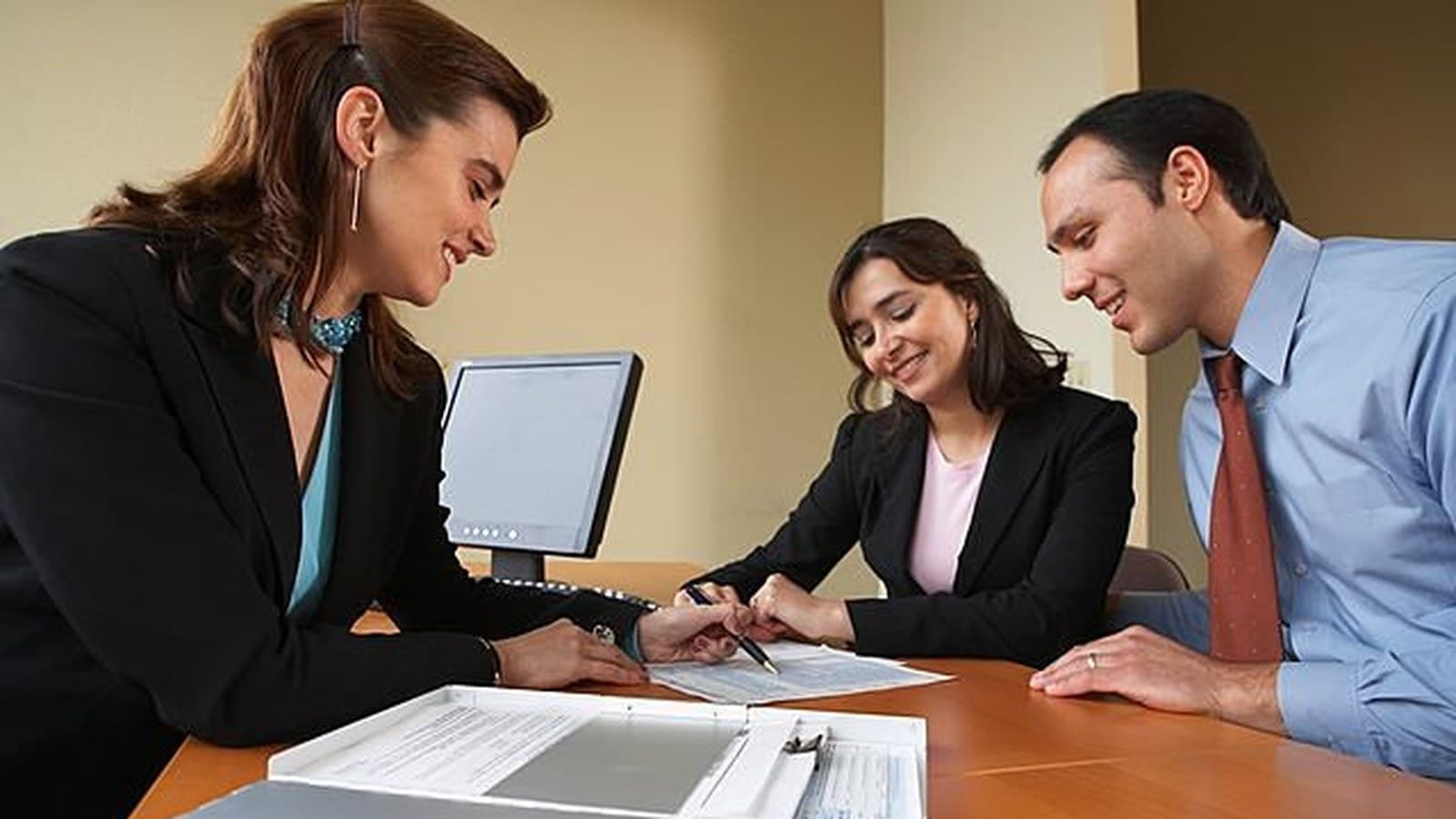 Rendez-vous avec une agence immobilière autour de documents